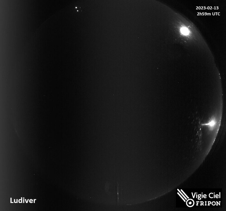 Observation de la caméra FRIPON du site du planétarium de Ludiver également relais régional du projet FRIPON/Vigie-Ciel. Le bolide est vu sur l’horizon.