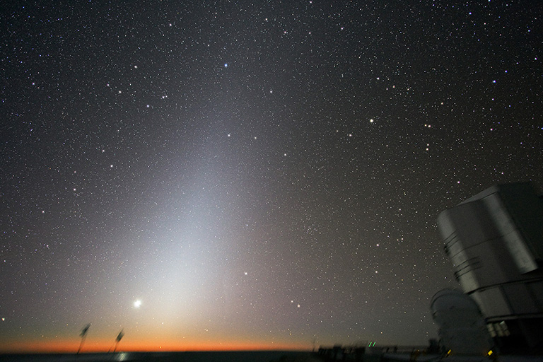 Lumière zodiacale dans le ciel de Paranal (Chili)