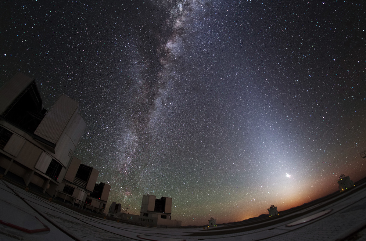 La lueur zodiacale éclaircit le ciel de Paranal (Chili)