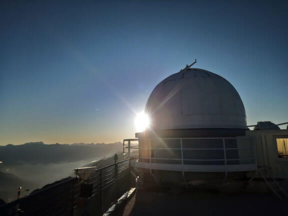Coucher du Soleil sur la coupole du télescope d’un mètre du Pic du midi de Bigorre, à 2870 mètres d’altitude, dans les Pyrénées françaises