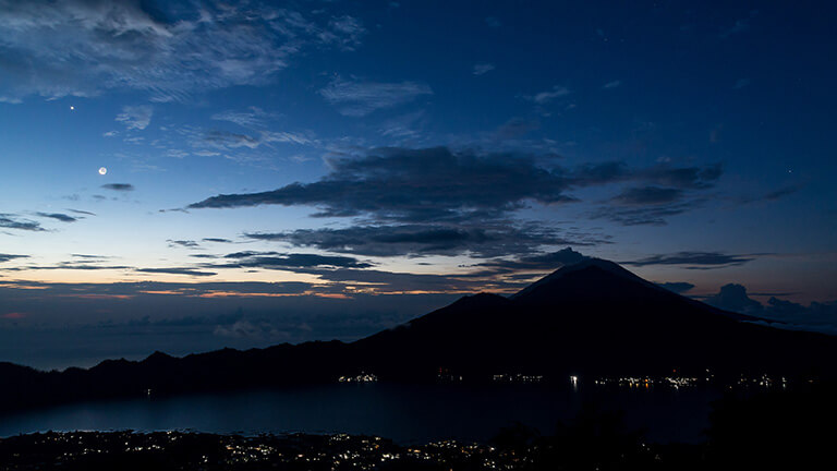 Conjonction Lune-Mercure-Vénus, photographiée le 3 mai 2019 au Gunung Batur sur l’île de Bali (Indonésie)