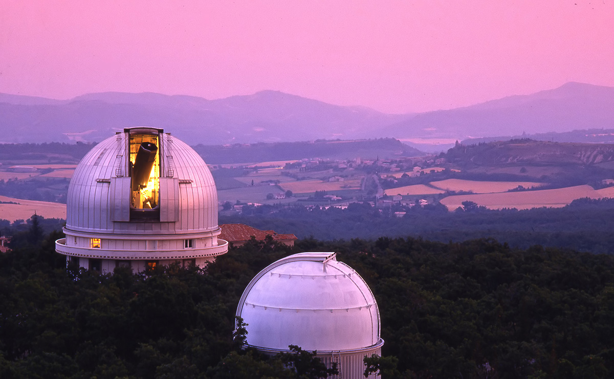 L’observatoire de Haute-Provence. C’est au télescope de 193 cm (au deuxième plan) qu’est installé le spectroscope SOPHIE, qui a contribué à la détection et à la caractérisation du système exoplanétaire WASP‑148.