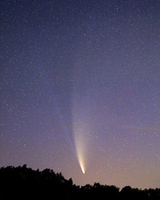 NEOWISE le 15 juillet 2020 vers 2 h 00 TU depuis le toit de l’observatoire de Haute-Provence (assemblage d’une quinzaine d’images)