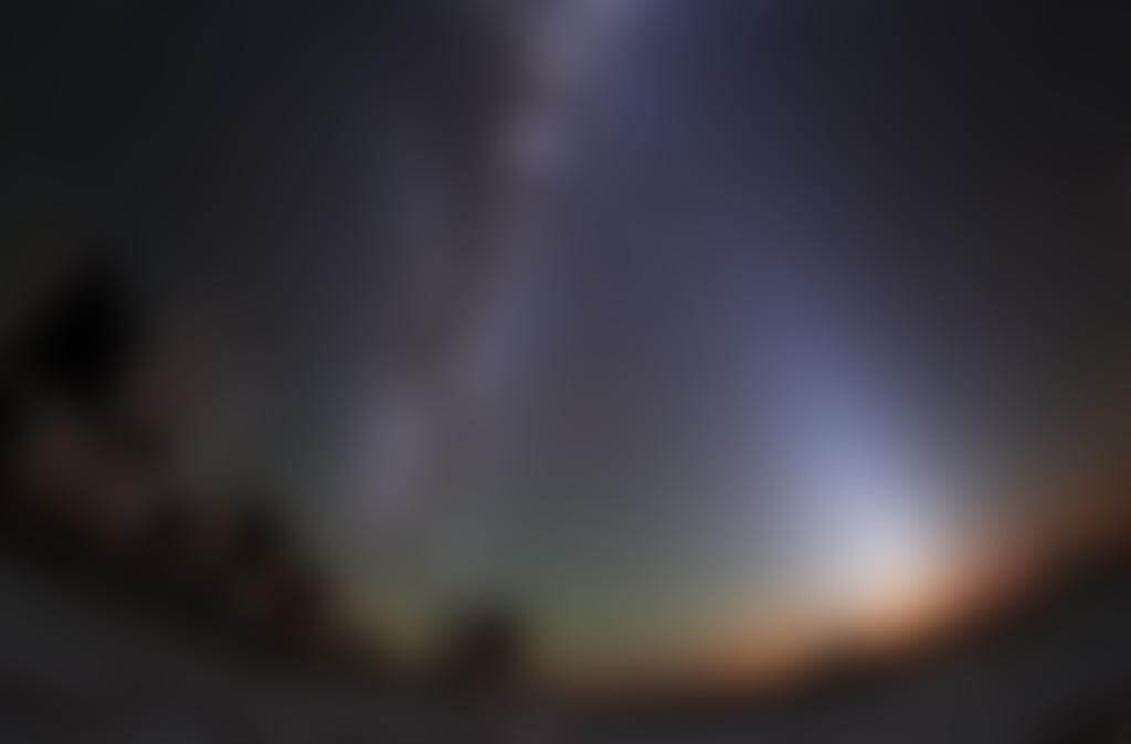 La lumière zodiacale éclaircit le ciel de Paranal (Chili)