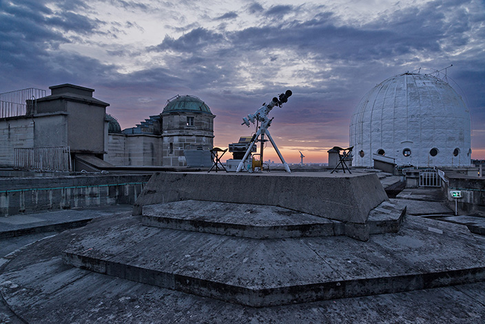 Matériel d’observation sur le toit de l’Observatoire de Paris