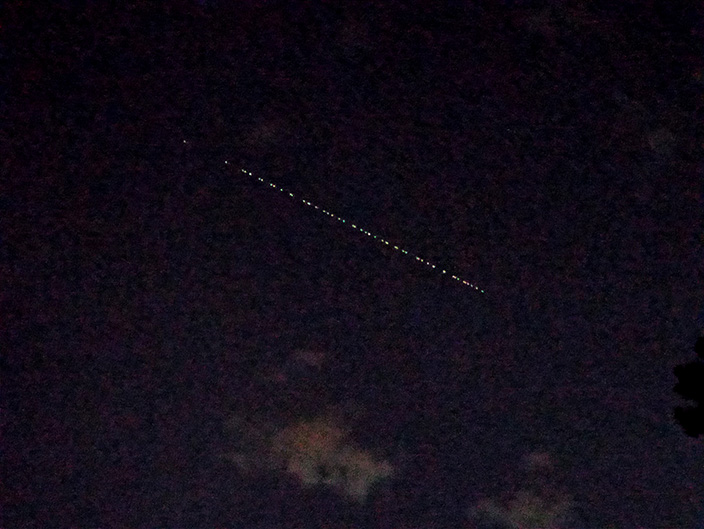 Passage du « train Starlink » vu depuis le ciel parisien le 22 août 2022.