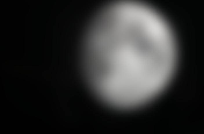 Fig. 1 – Chapelet de l’observation de l’occultation de Mars par la Lune du 3 janvier 2023 faite au C8 à l’Observatoire des Makes (île de La Réunion).
									Les poses sont espacées de 4 minutes. La trajectoire relative de Mars par rapport au centre de la Lune est légèrement incurvée comme le montrent à la fois la prédiction
									(fig. 2) et l’observation.