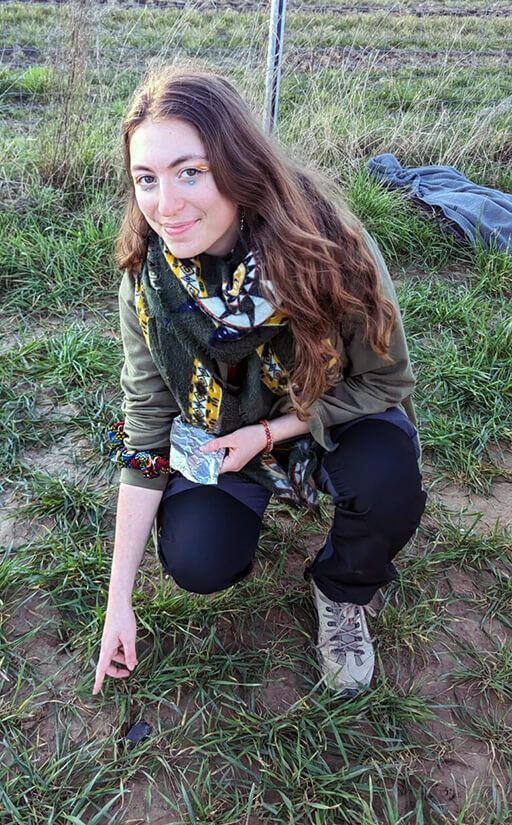 Première météorite issue de l’astéroïde 2023 CX1 retrouvée à Saint-Pierre-le-Viger et sa découvreuse, Loïs Leblanc.