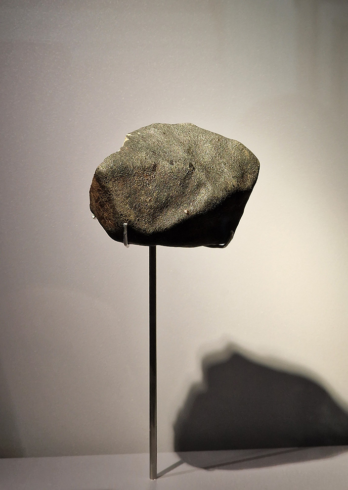 Masse principale de la météorite de Saint-Pierre-le-Viger appartenant à la collection de Bill Bungay et exposée dans la galerie de minéralogie du Muséum national d’histoire naturelle de Paris