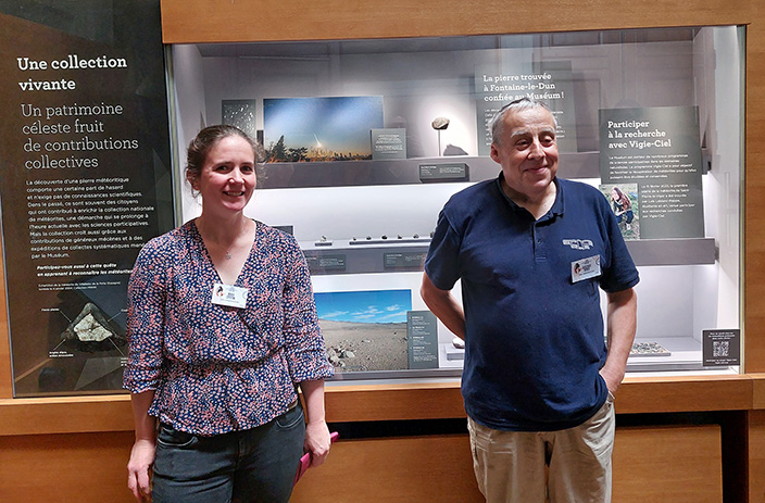 Nos collègues de l’IMCCE qui ont participé à la campagne de recherche des fragments de la météorite de Saint-Pierre-le-Viger, Lucie Maquet et François Colas, devant la vitrine du Muséum national d’histoire naturelle de Paris